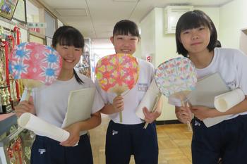 ７月１１日 木 2年生 美術の団扇が完成 松戸市立第四中学校