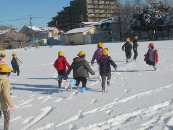 駆け出す子どもたち