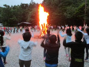 火を囲んでダンス