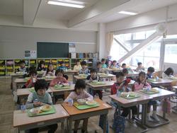 １年生給食開始！
