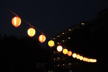 盆踊りが終わり，気がつけば真っ暗闇