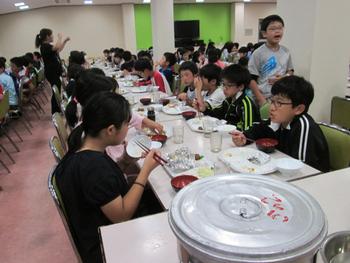 もりもり食べる子ども達