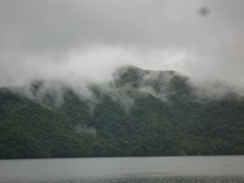 霧の中禅寺湖