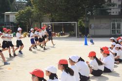 ６年生と岩田先生シャトルラン
