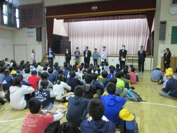 出発の会は体育館